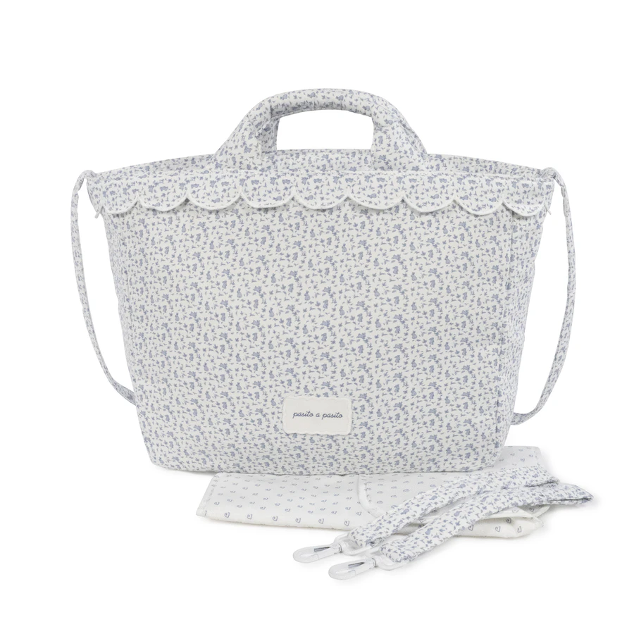 Bolsa de tecido floral azul e branco com alça e acessórios