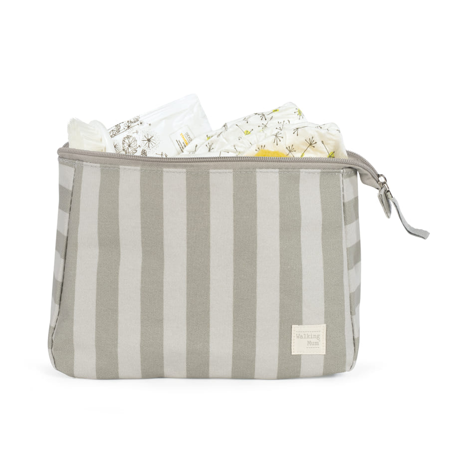 Necessaire às riscas bege e branco com fralda e garrafa decoradas