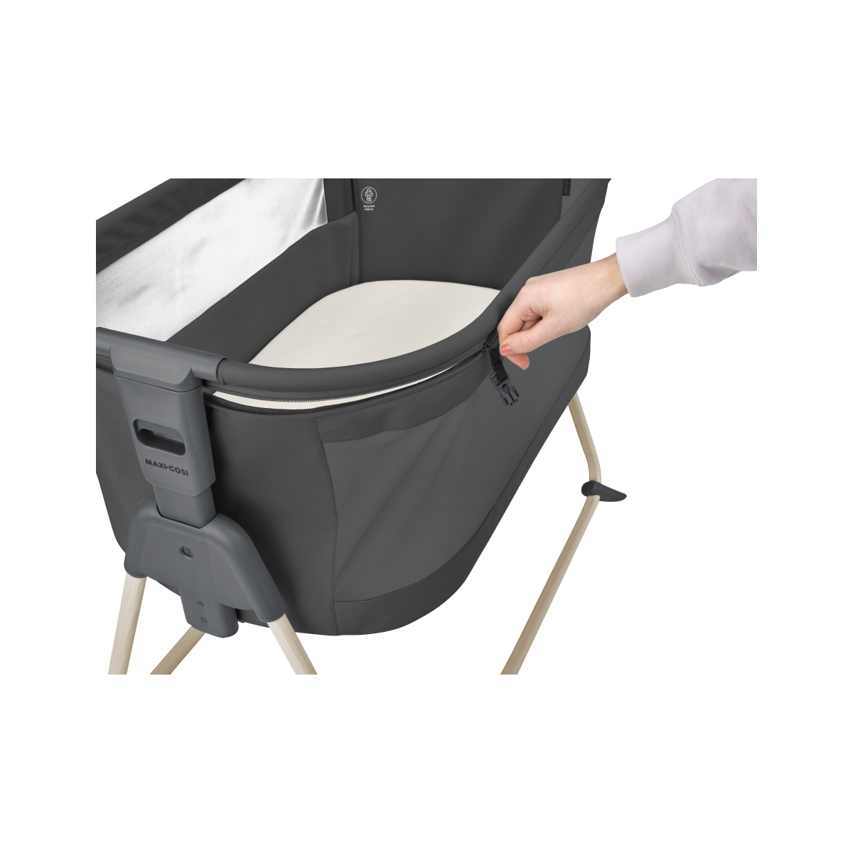 Berço portátil cinza escuro com estrutura metálica bege e interior acolchoado branco