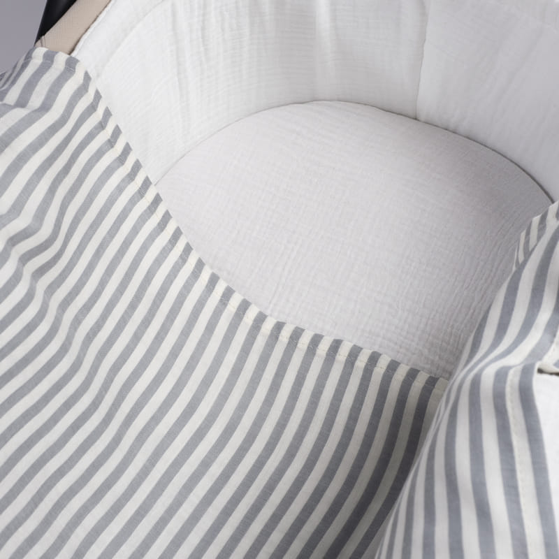 Tecido listrado cinza e branco sobre fundo acolchoado branco