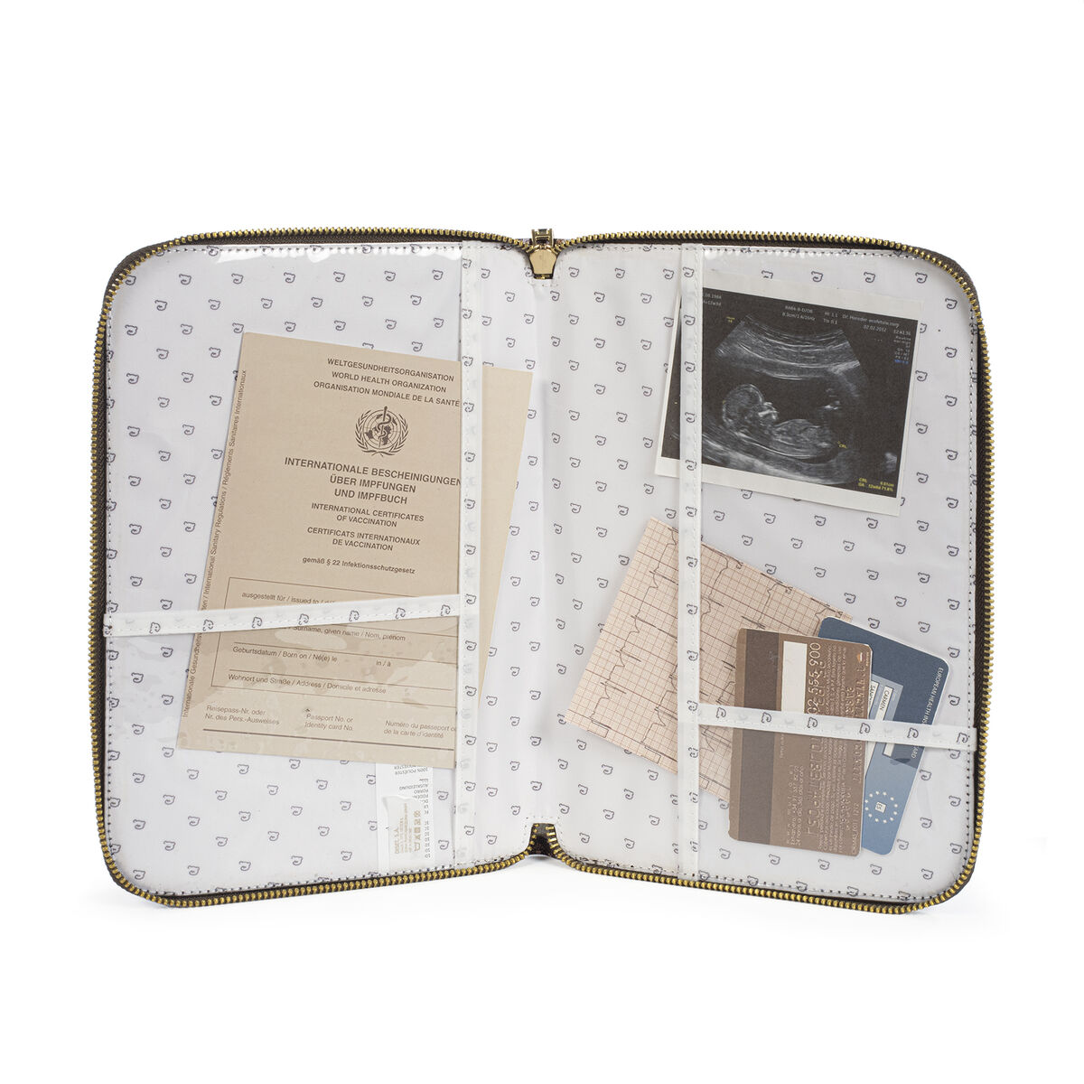 Estojo organizador aberto com padrão de corações e vários documentos e cartões dentro