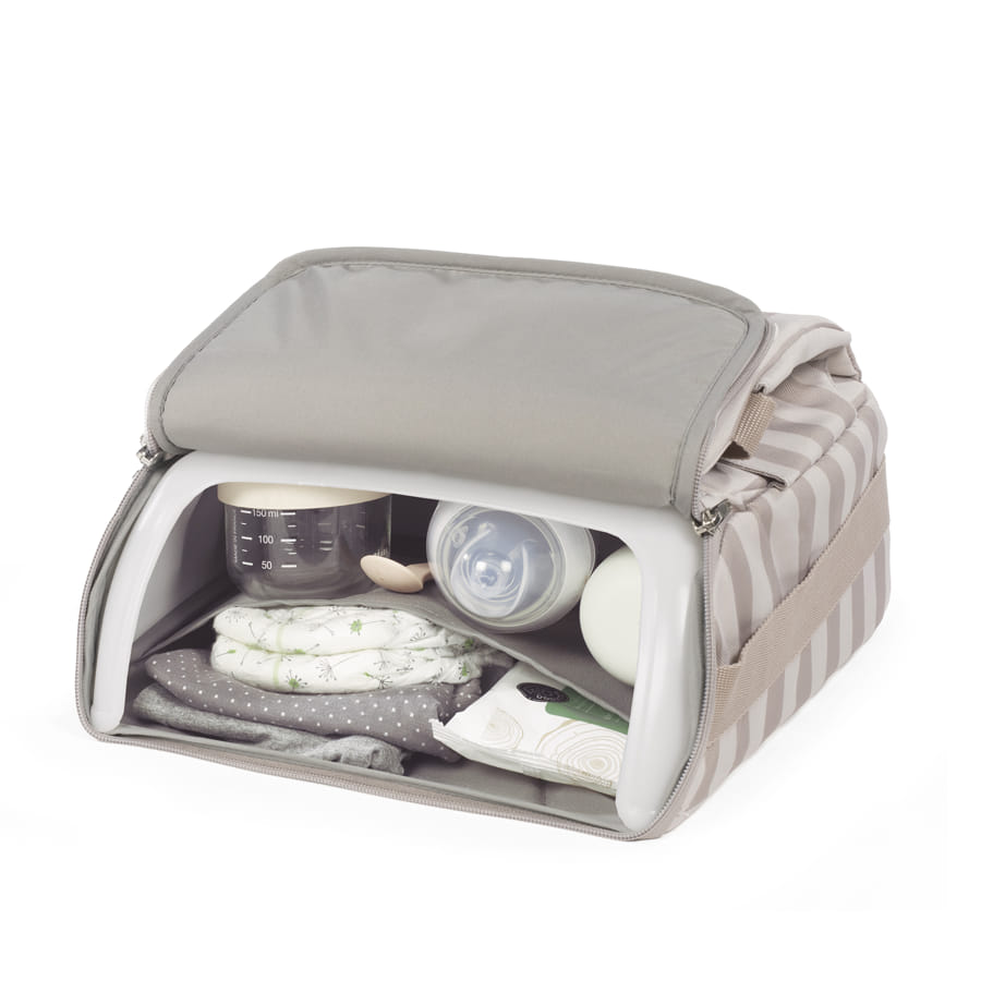 Bolsa cinzenta às riscas com itens de bebé organizados no interior