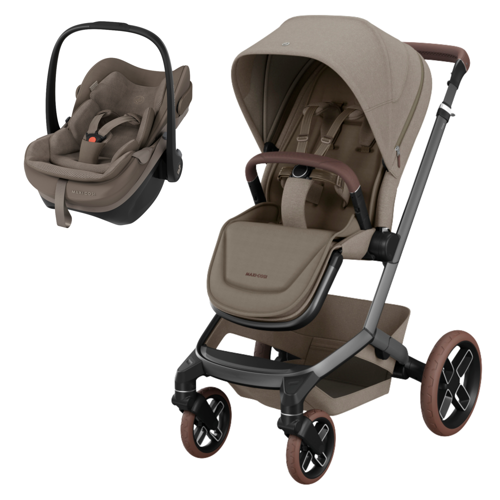 Carrinho de bebé e alcofa em tecido bege com estrutura metálica cinzenta e rodas castanhas