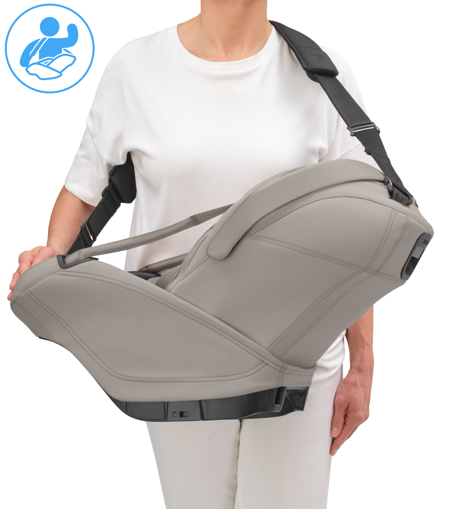 Cadeira auto para criança cinzenta com correias de transporte numa pessoa vestindo branco