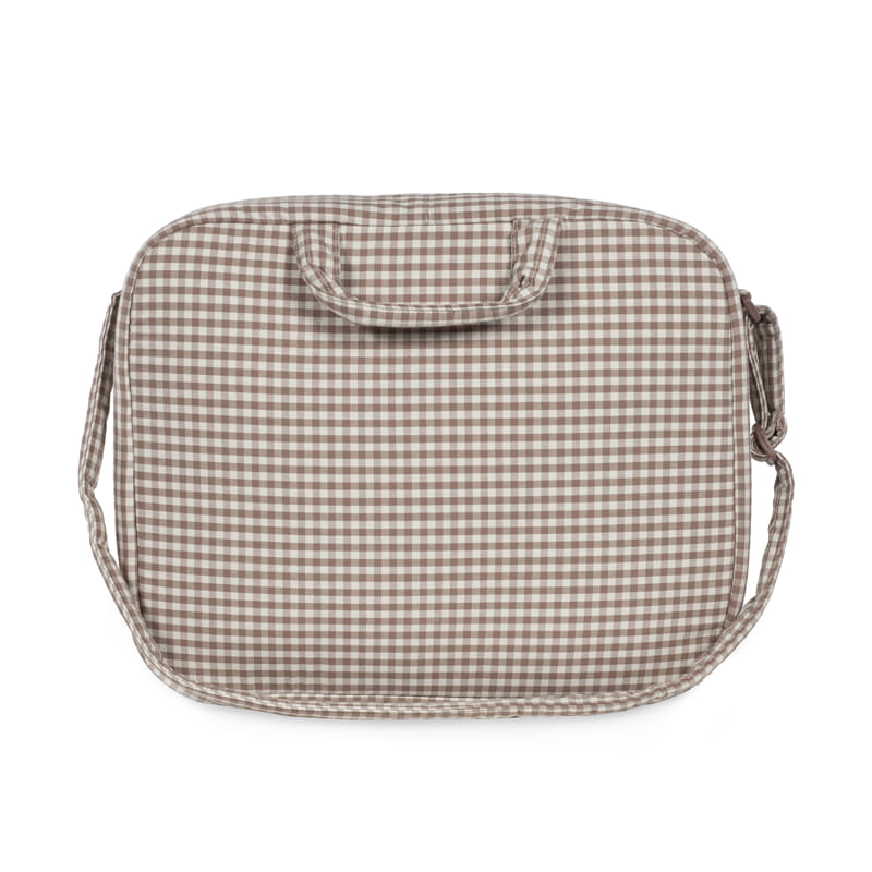 Mala de tecido xadrez castanho e branco com alça e pega