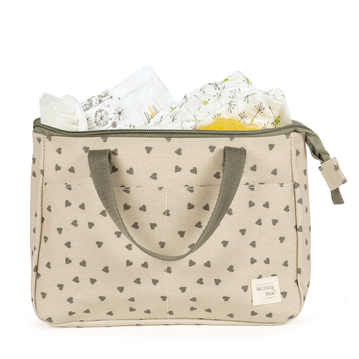 Bolsa bege estampada com corações pretos e alças verdes cheia de itens de tecido branco