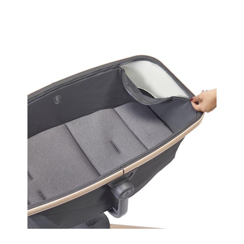 Berço portátil cinzento com interior almofadado e tampa flexível