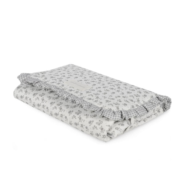 Colcha branca com padrão de flores cinzentas e folho xadrez