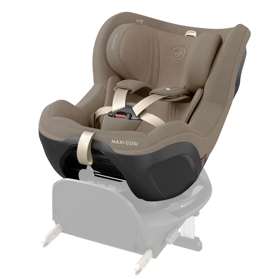 Cadeira auto Maxi-Cosi para bebé bege com cinto de segurança e base cinzenta.