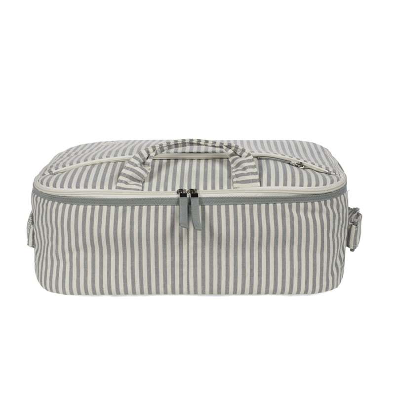 Mala de tecido com riscas cinzentas e brancas e fecho de correr