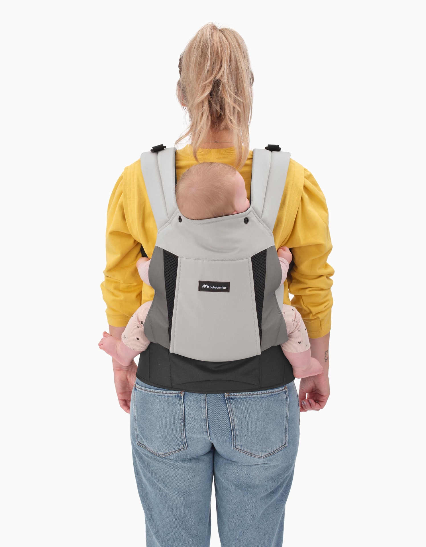 Mulher com porta-bebés cinzento e preto e bebé