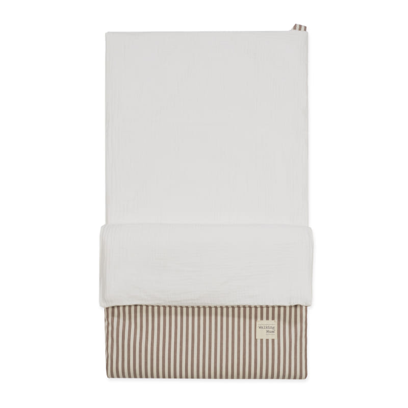 Manta branca com padrão riscado castanho e branco e etiqueta walking Mum
