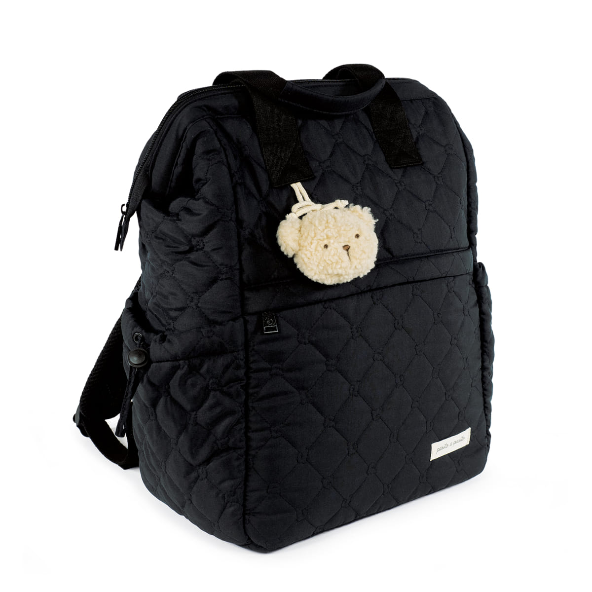 mochila preta acolchoada com pendente de pelúcia de urso