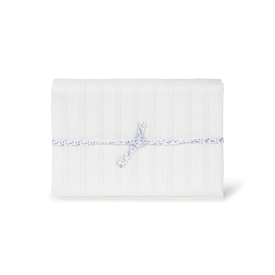 Pacote de lençol branco com padrão de riscas finas e cordão decorativo