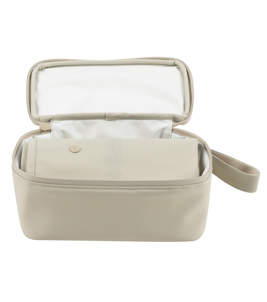 Mala de toilete retangular bege aberta com interior branco e pega lateral