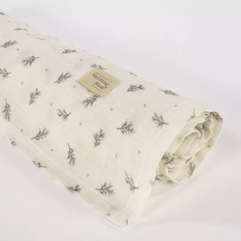 Tecido branco com padrão de ramos cinza escuro e etiqueta de tecido