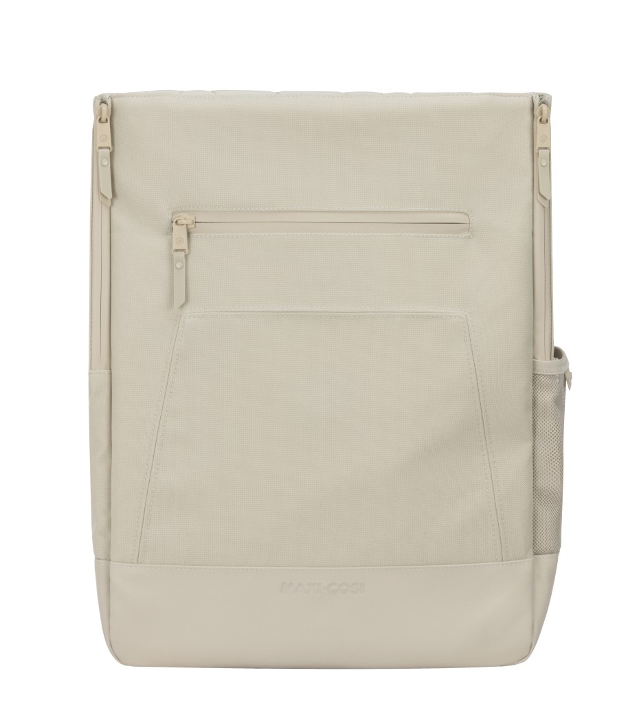 Mochila bege quadrada com bolso frontal de fecho, bolso lateral em rede e detalhe em couro sintético na base.