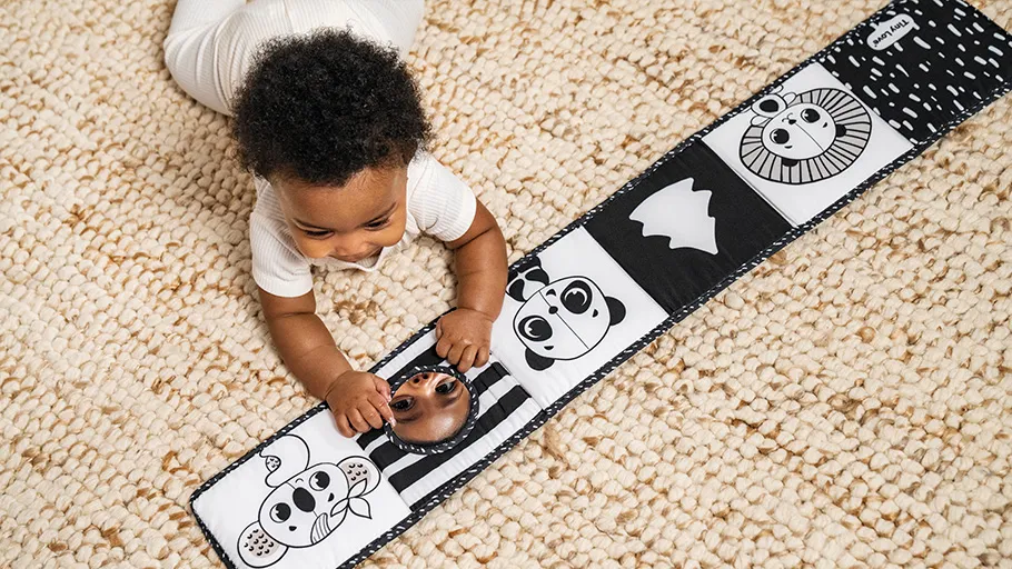 Tapete de atividades para bebé com desenhos a preto e branco e espelho redondo