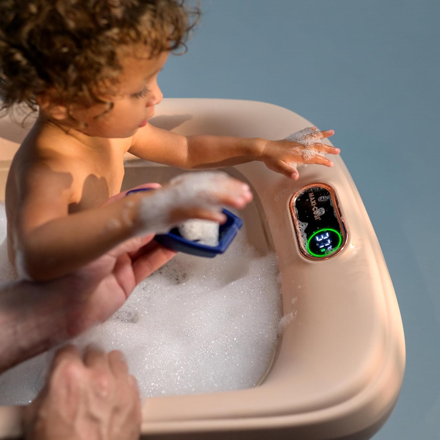 Banheira de bebé bege com painel digital e criança com espuma