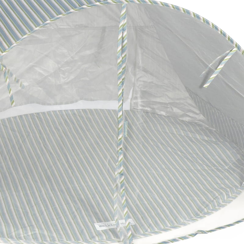 Tenda de tecido riscada azul, verde e branca com parte superior translúcida