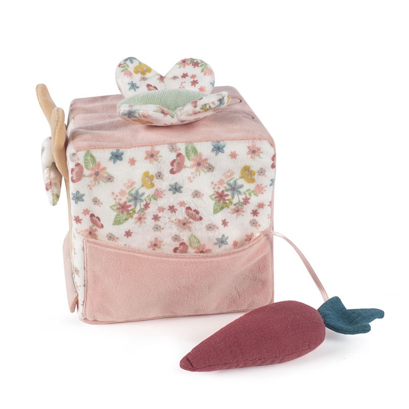 Cubo de tecido rosa com padrão floral e cenoura de tecido