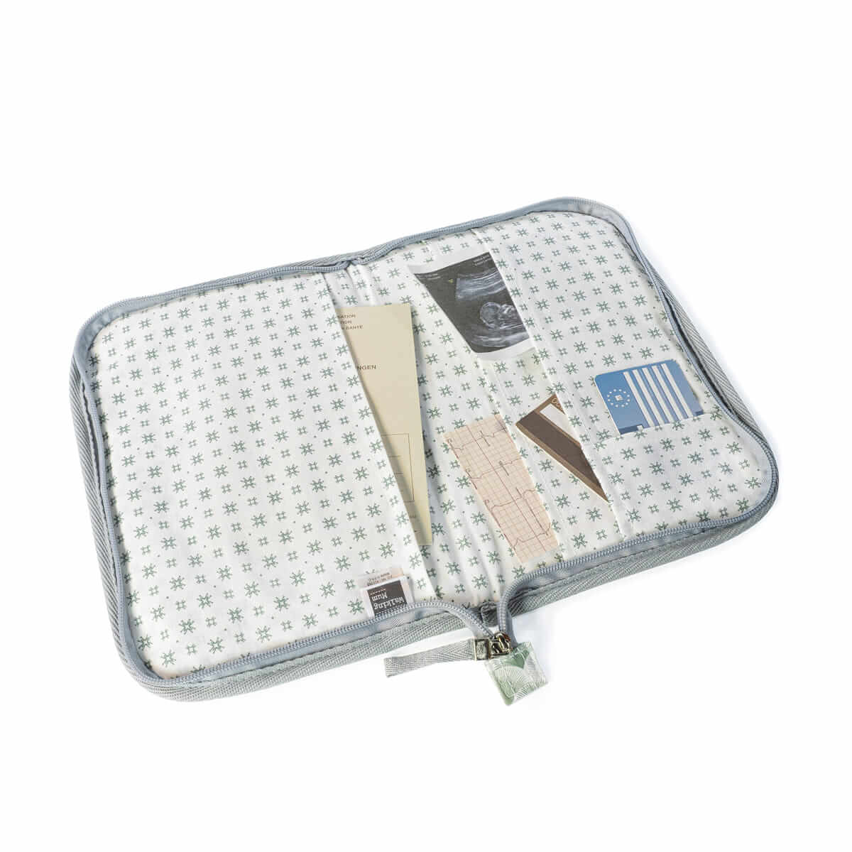 Organizador branco com padrão de estrelas cinzentas, aberto com documentos e cartões no interior