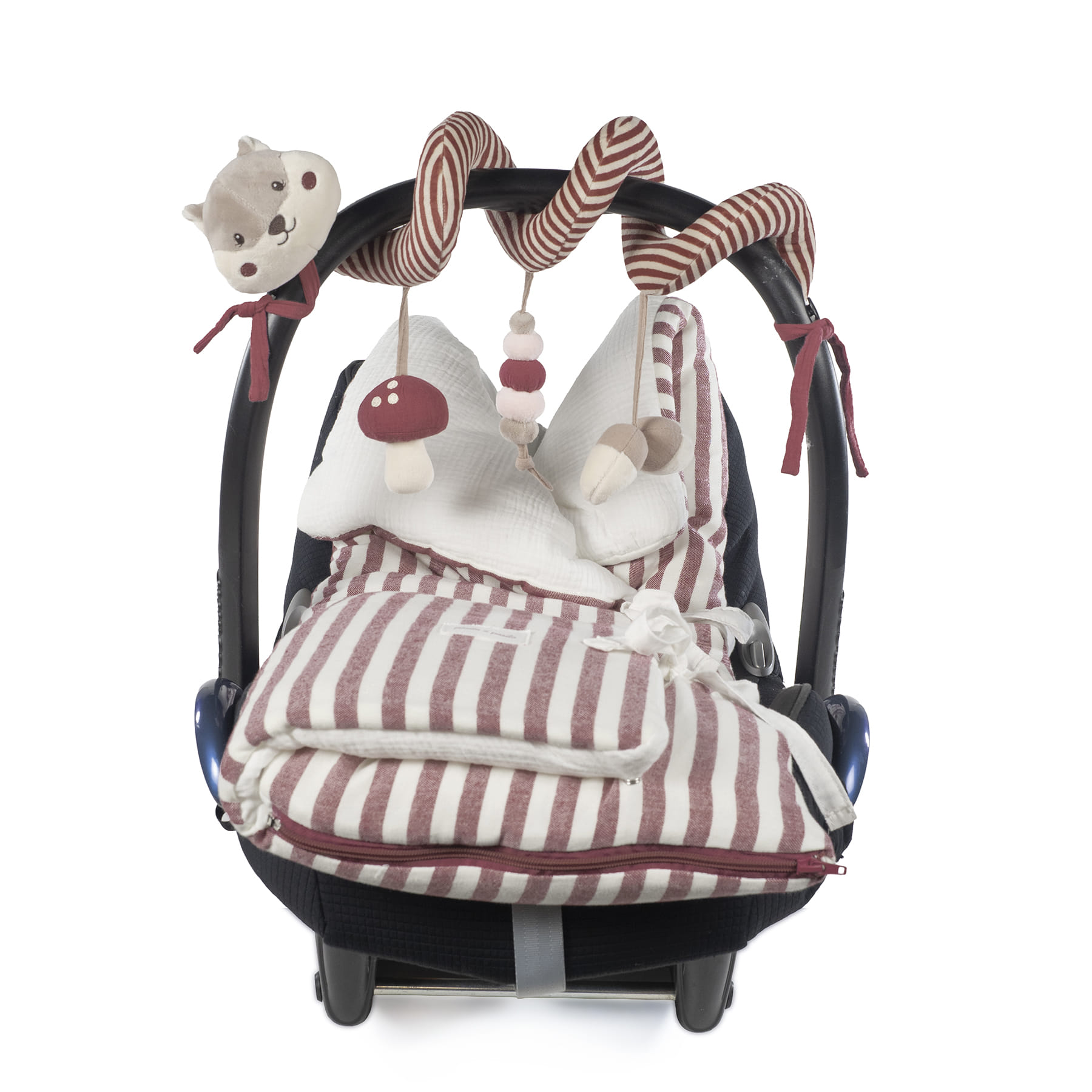 cadeira de bebé com cobertor riscado e brinquedos pendurados