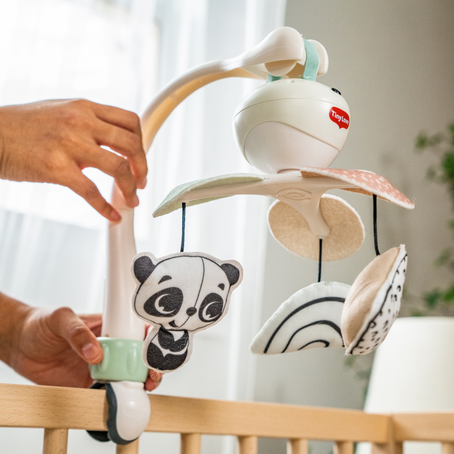 Móbile de berço da Tiny Love com figuras de panda em tecido preto e branco