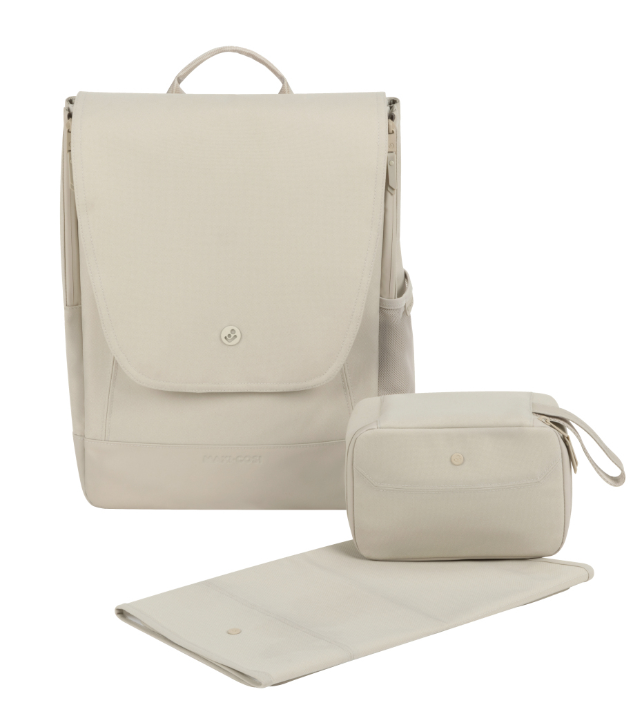 Mochila, bolsa pequena e muda fraldas bege claro com fecho de botão metálico.