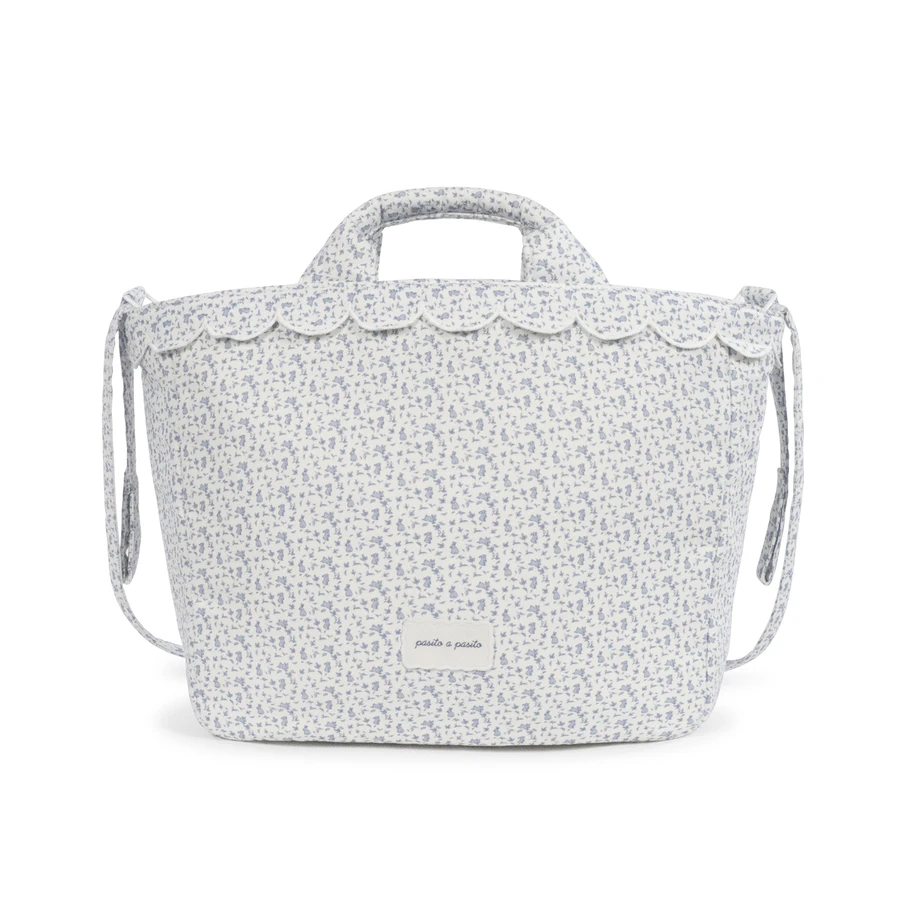 Bolsa têxtil branca com padrão floral azul e alças acolchoadas