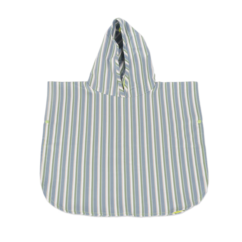 Poncho de chuva com riscas verticais em várias cores e capuz