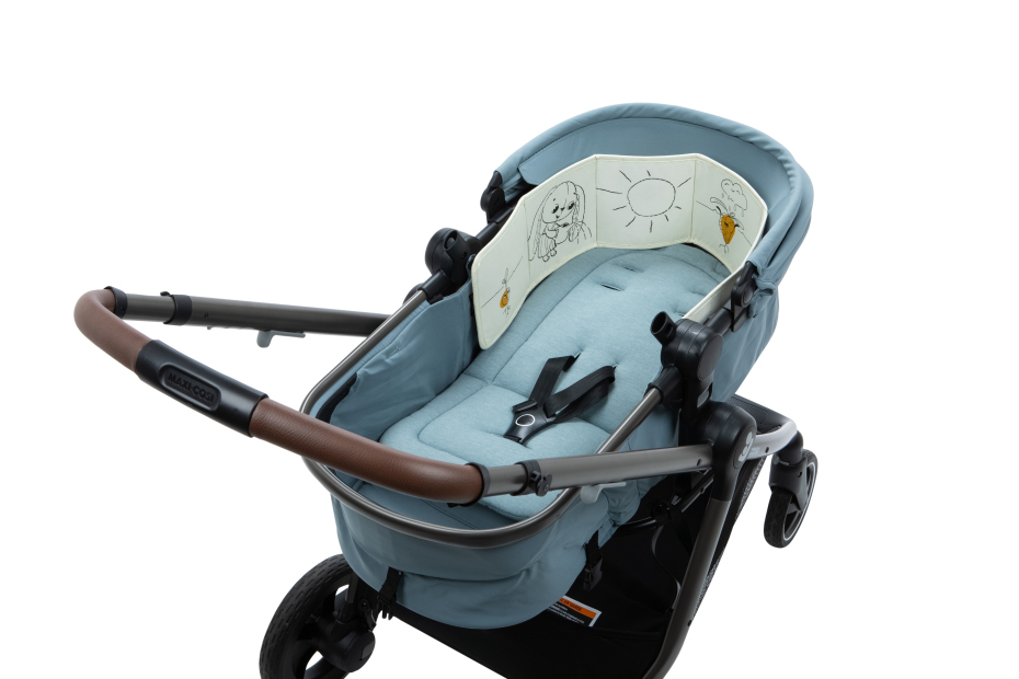 Carrinho de bebé azul claro com pega castanha e protetor de tecido com desenhos infantis