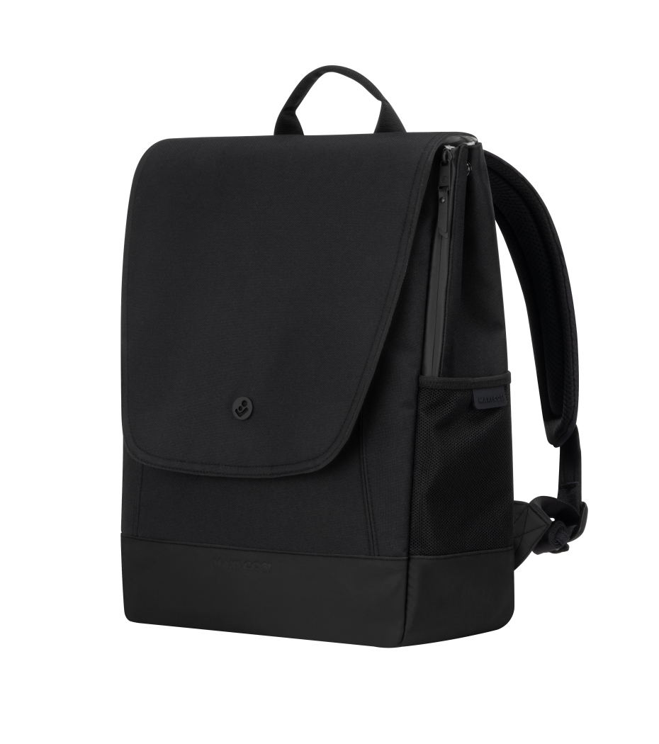 Mochila preta com aba frontal e bolso lateral em rede