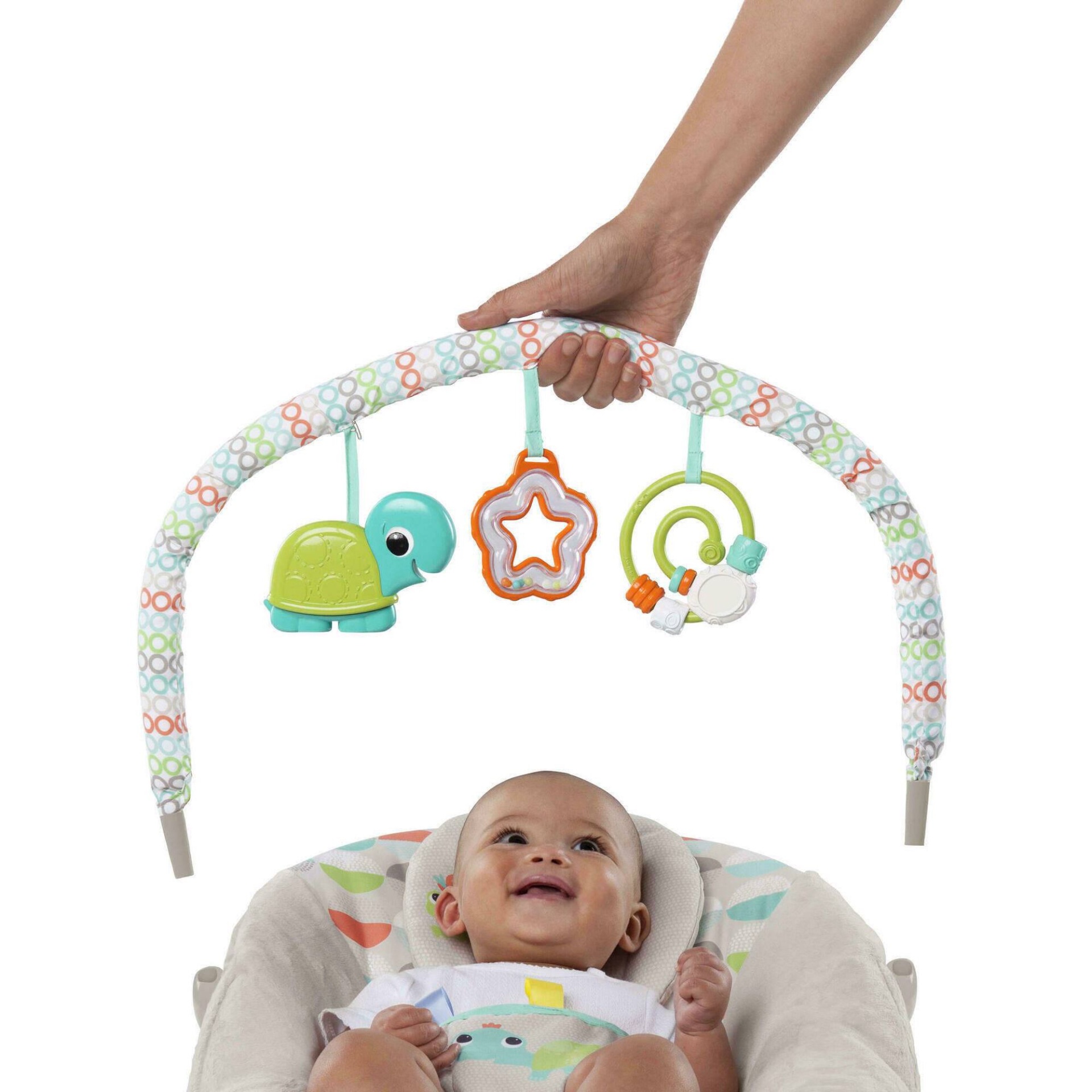 Arco de brinquedo colorido para assento de bebé com três pendentes e bebé sorridente sentado