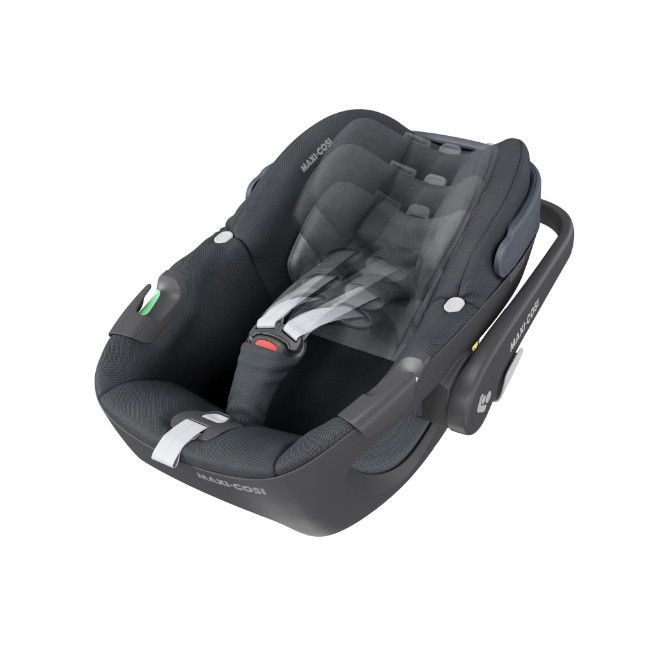 Cadeira de criança para automóvel preta com cinto de segurança em fundo branco