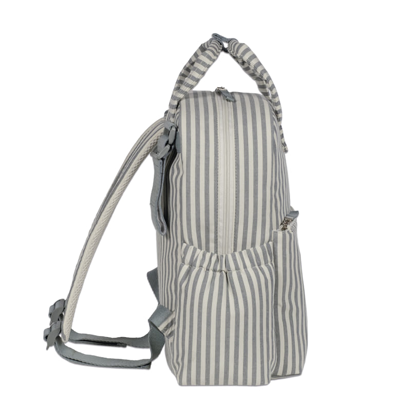 Mochila listrada cinza e branco vista de lado