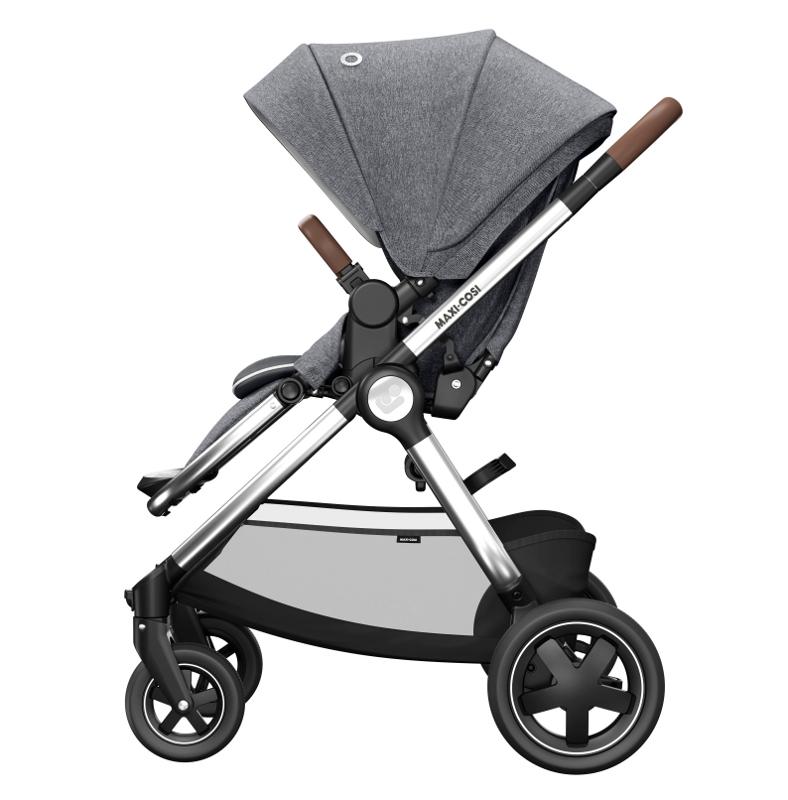 Carrinho de bebé cinzento com estrutura metálica prateada e alças em pele castanha