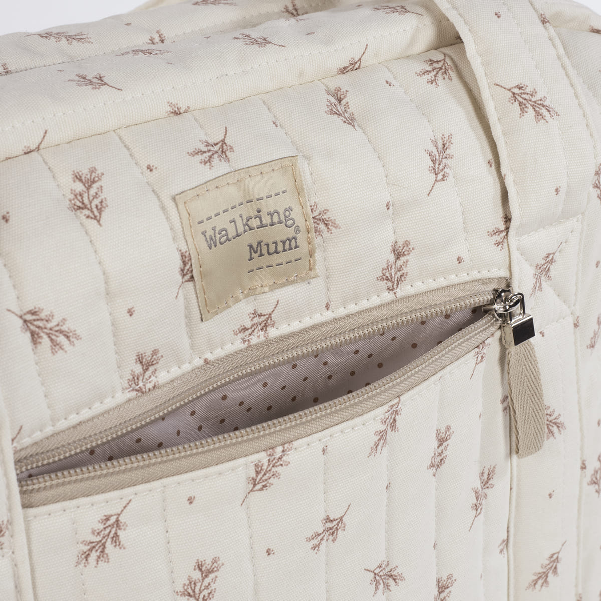 Mala ou mochila acolchoada bege com ramos castanhos e etiqueta 'Walking Mum'