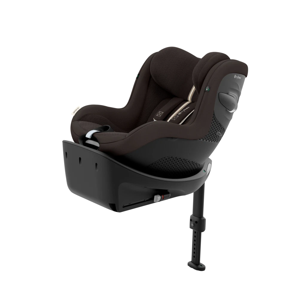 Cadeira auto para criança Cybex castanho escuro com estrutura preta e base com perna suporte.