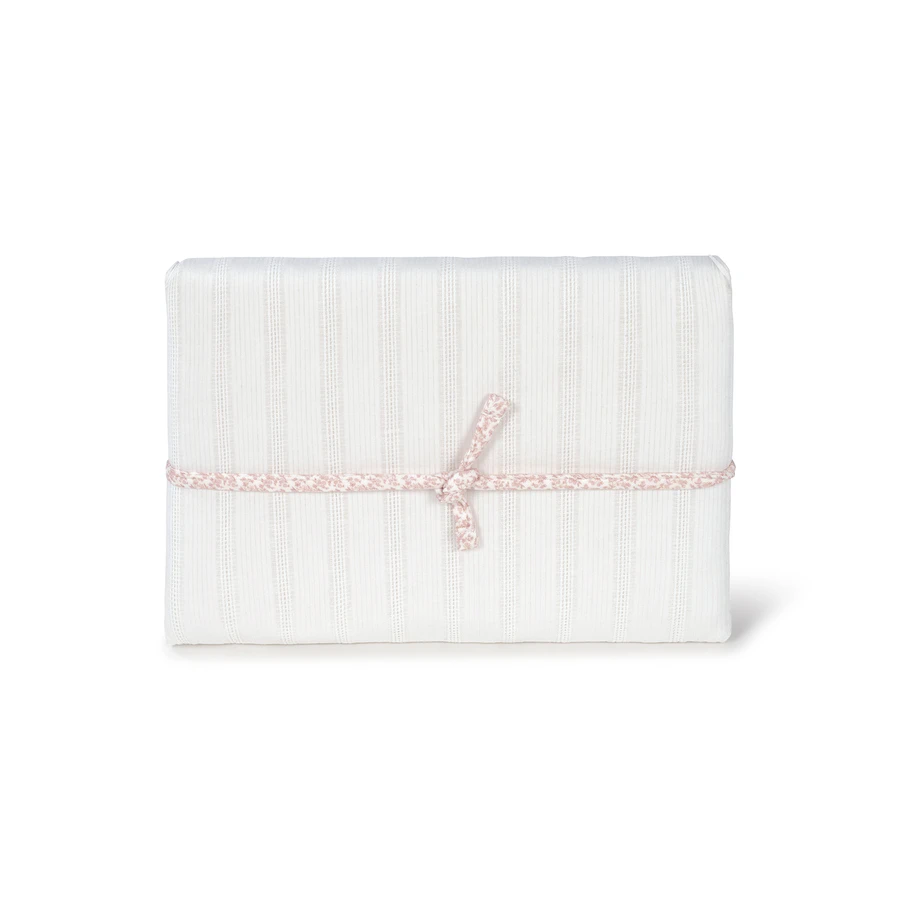 Pacote de tecido branco com cordão rosa floral