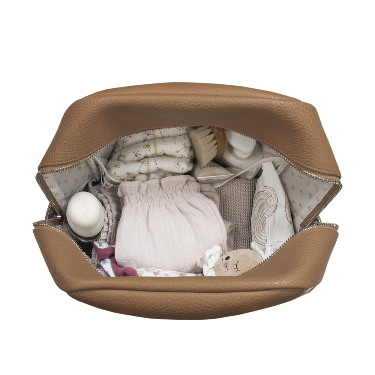 Mala castanha de pele aberta a mostrar o interior com diversos items de higiene e roupa