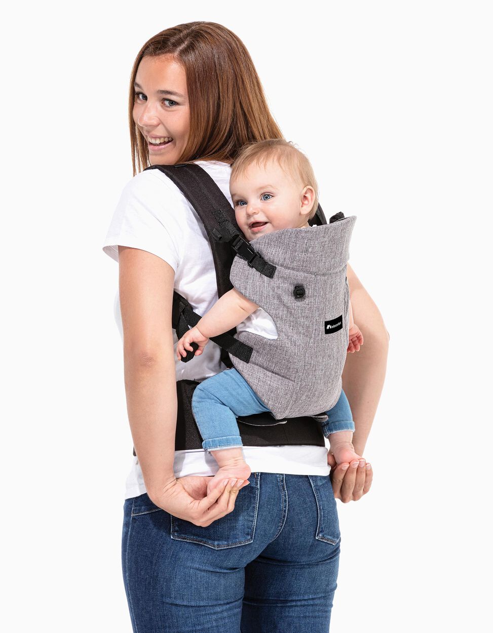 Mochila porta-bebés cinzenta com alças pretas, bebé e mulher com roupa casual em fundo branco