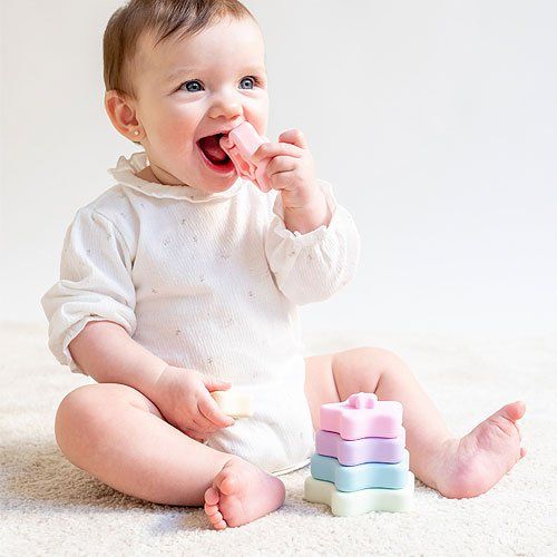 Bebé com brinquedos de silicone coloridos em forma de estrela