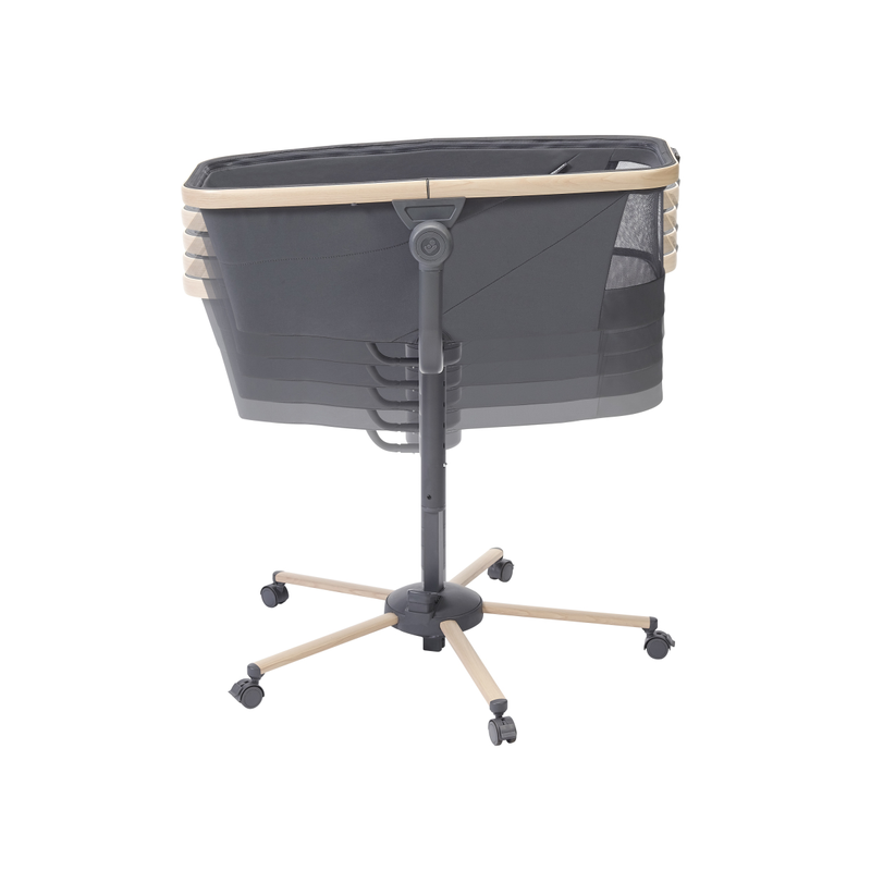 Berço portátil para bebé cinzento com estrutura bege e rodas em fundo branco