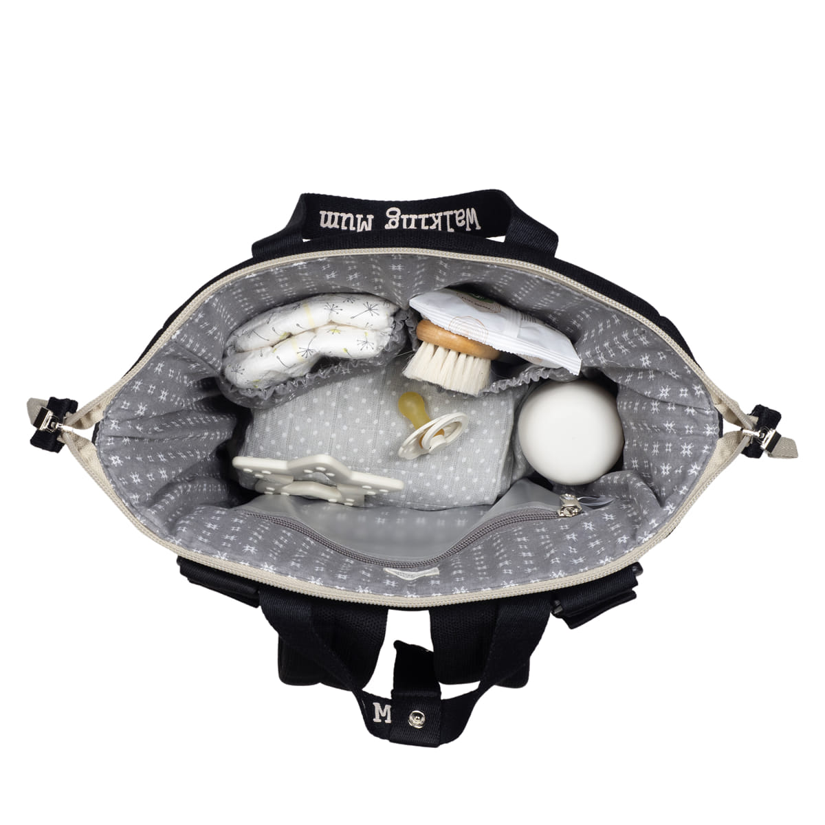 Saco preto aberto com vários objetos para bebé dentro