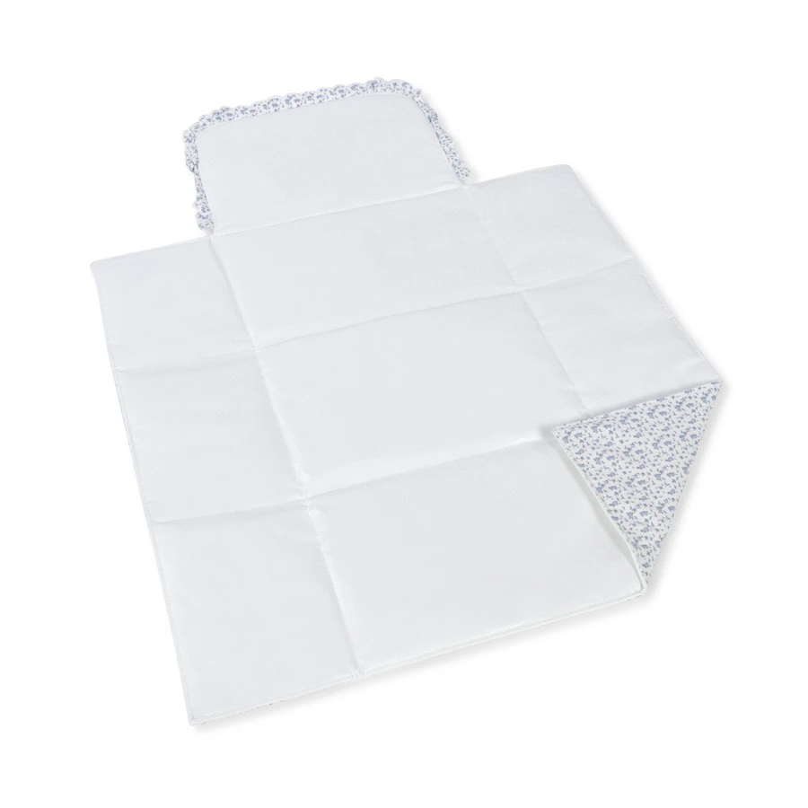 Colchão de bebé branco com padrão floral azul e borda de renda