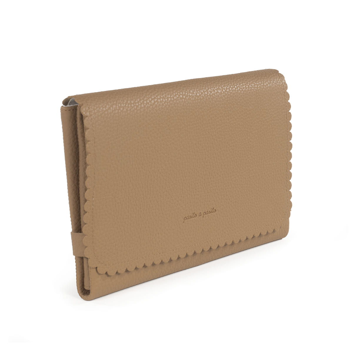 Carteira bege de pele sintética com bordas onduladas e texto 