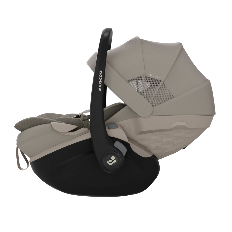 Cadeira auto Maxi-Cosi bege e preta com toldo e asa de transporte.