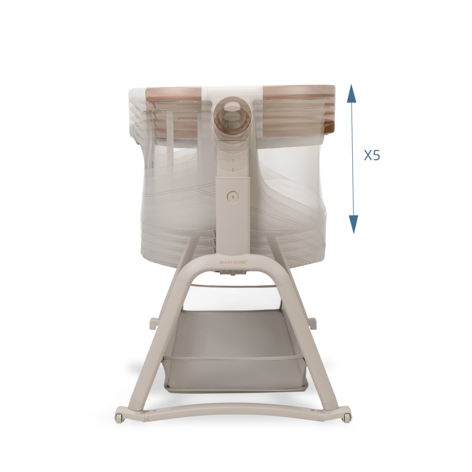 Berço de bebé bege com laterais em tecido branco e detalhes em madeira, ajustável em altura