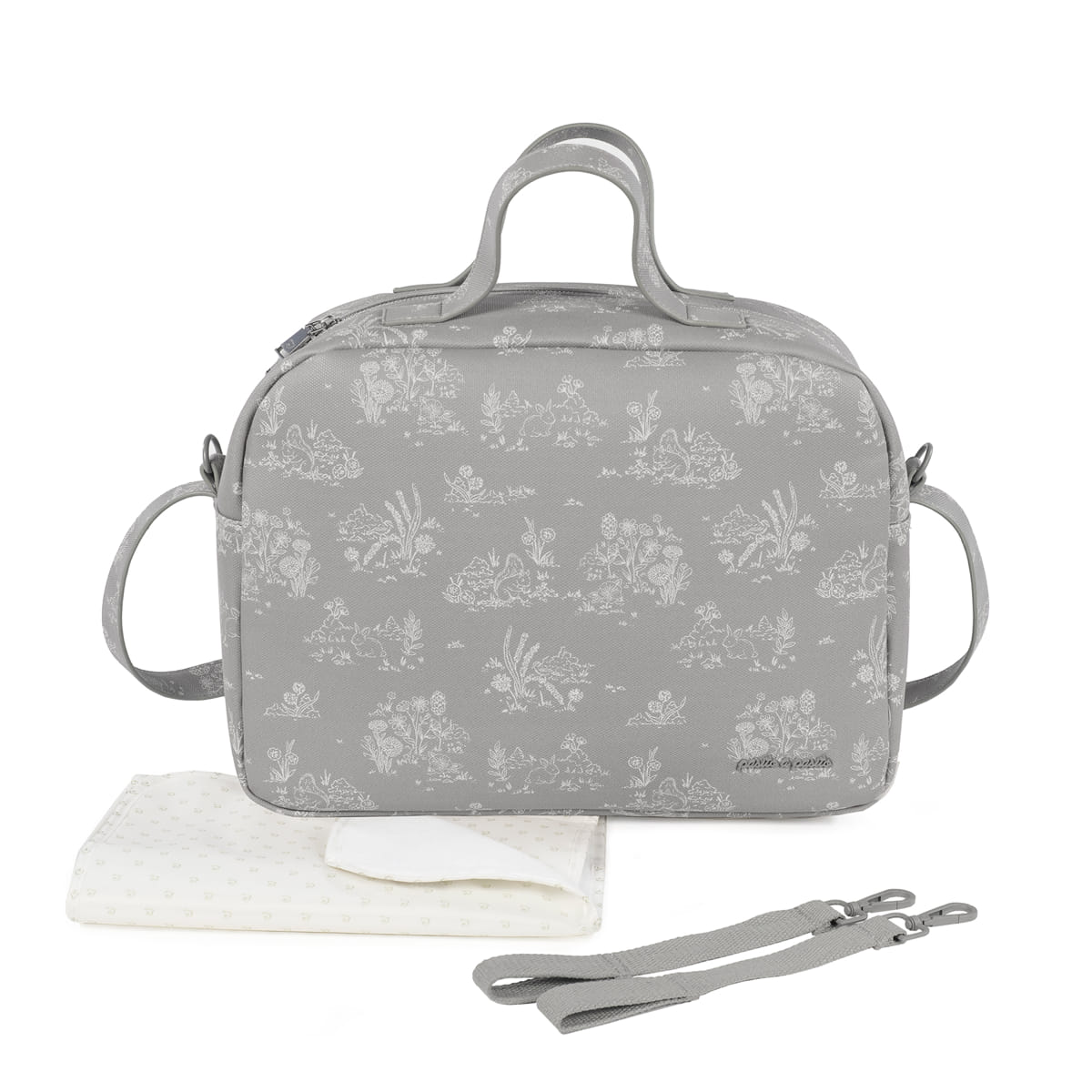 Bolsa cinzenta com padrão floral branco e acessórios sobre fundo branco